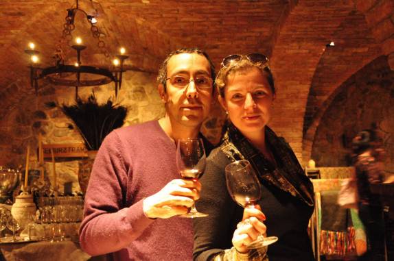 Provando vinhos na vinícola Castello di Amorosa, no Napa Valley, na Califórnia, nos Estados Unidos